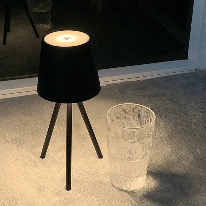 SleekTripod | Tidløs Bordlampe med Moderne Design
