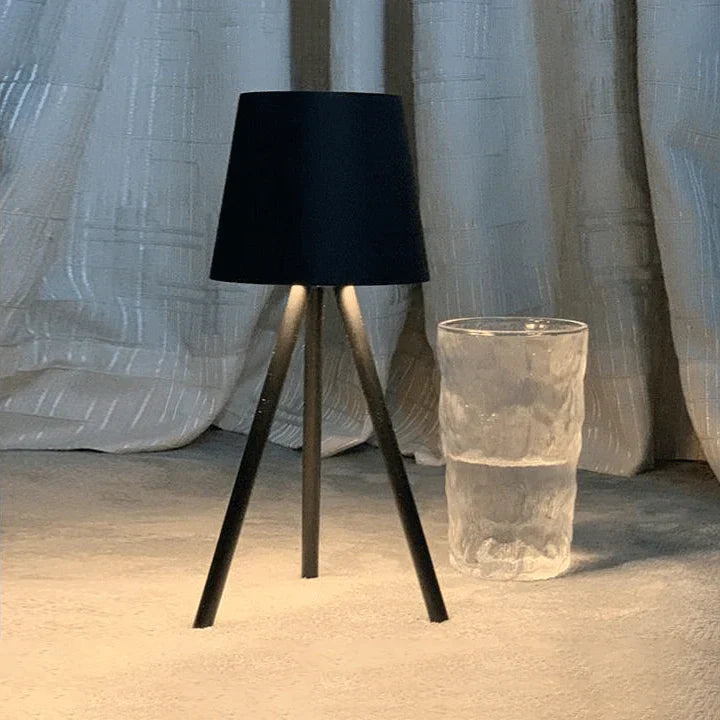 SleekTripod | Tidløs Bordlampe med Moderne Design