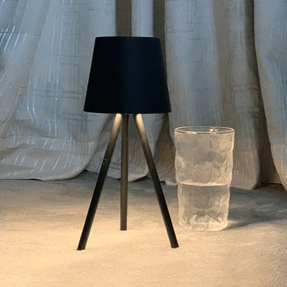 SleekTripod | Tidløs Bordlampe med Moderne Design