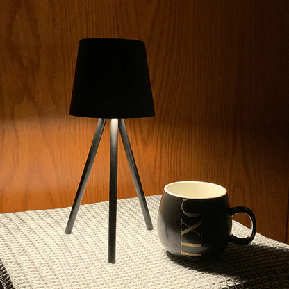 SleekTripod | Tidløs Bordlampe med Moderne Design