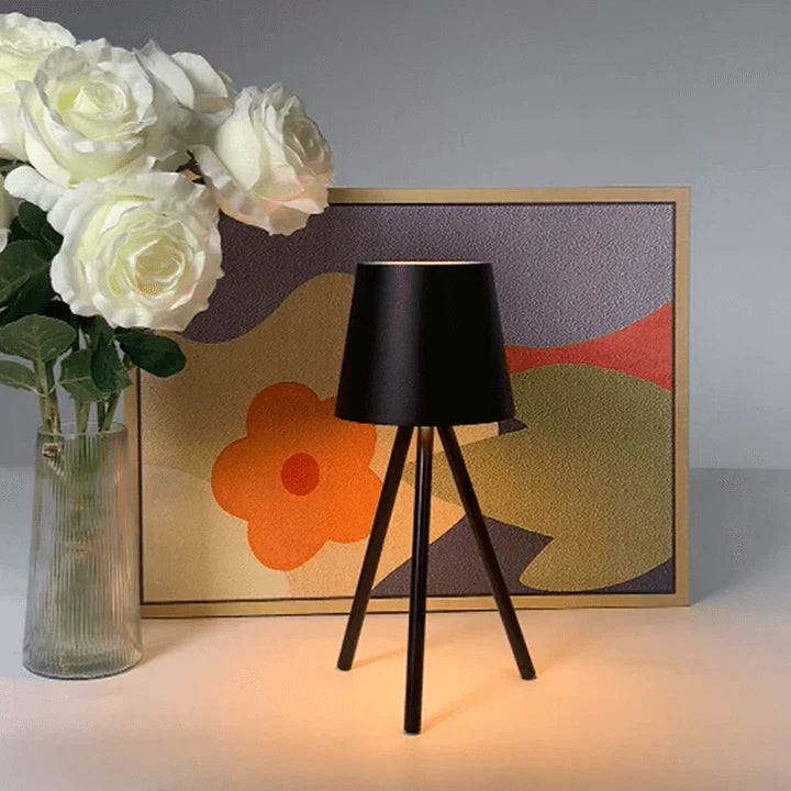 SleekTripod | Tidløs Bordlampe med Moderne Design