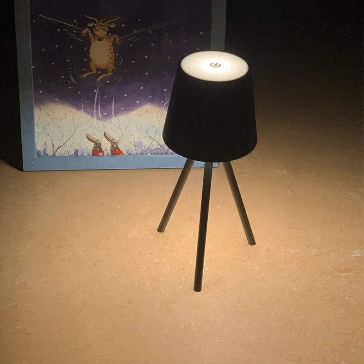 SleekTripod | Tidløs Bordlampe med Moderne Design