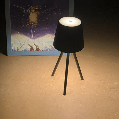 SleekTripod | Tidløs Bordlampe med Moderne Design